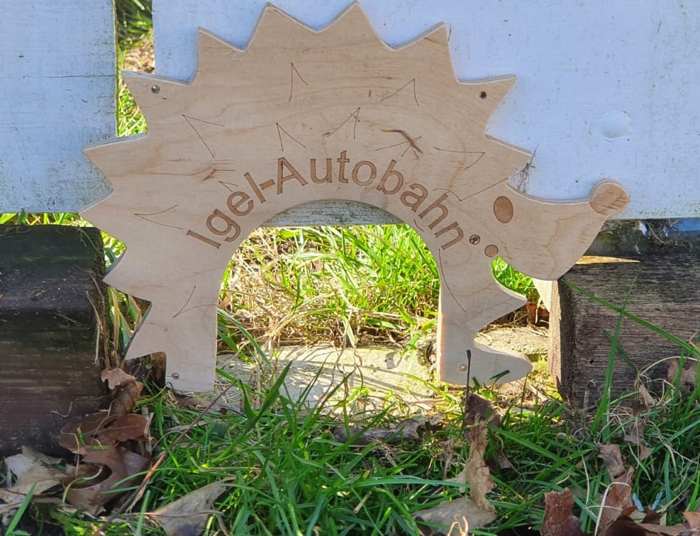 Das große Modell der Igel-Autobahn, um auf sympatische Art und Weise den Durchgang zu kennzeichnen.