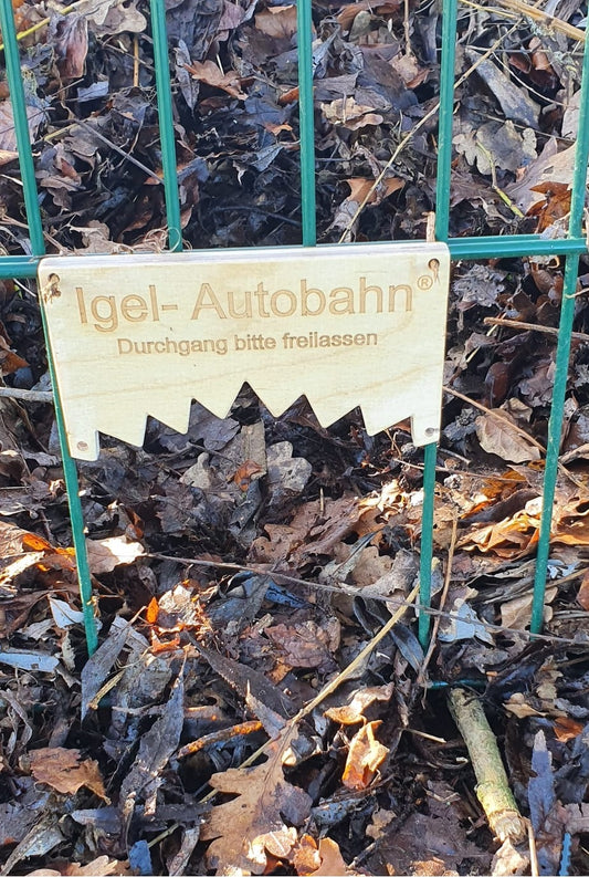Das kleine Modell der Igel-Autobahn, um auf sympatische Art und Weise den Durchgang zu kennzeichnen.